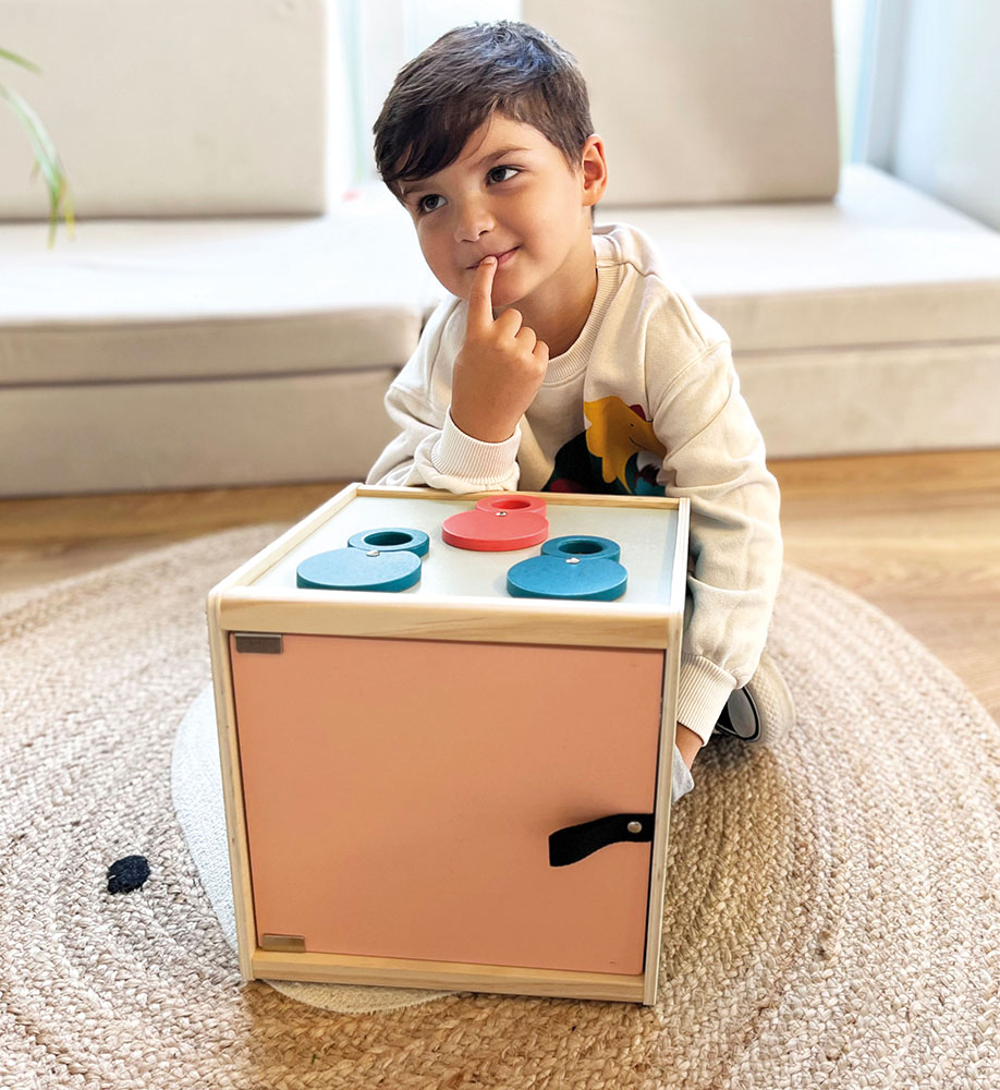 Kind erkundet die Sinnes- und Fühlbox „Sensory“