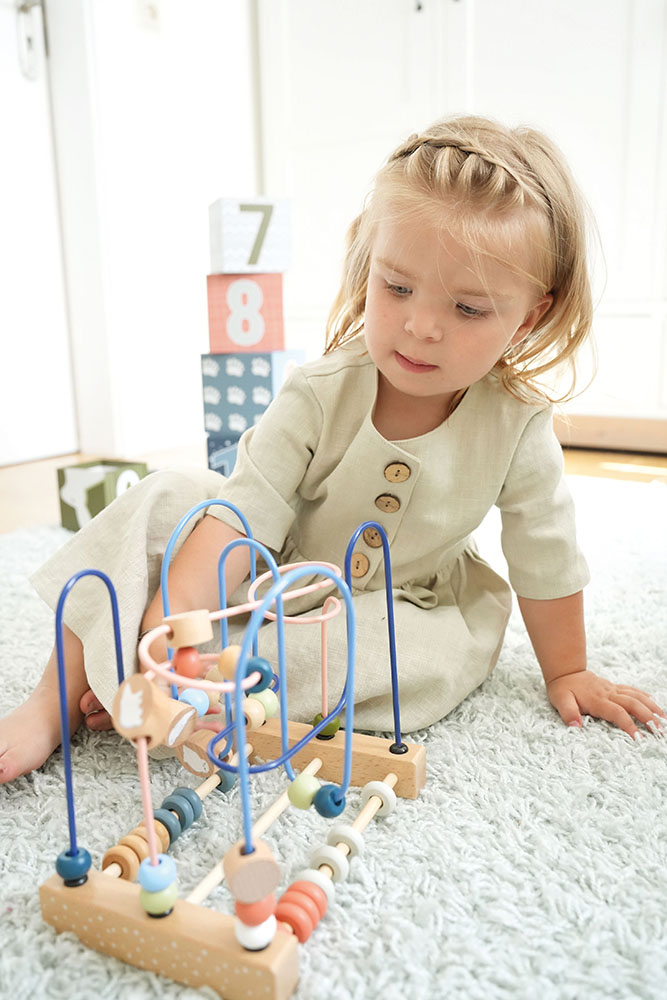 Kind spielt mit Motorikschleife Arctic