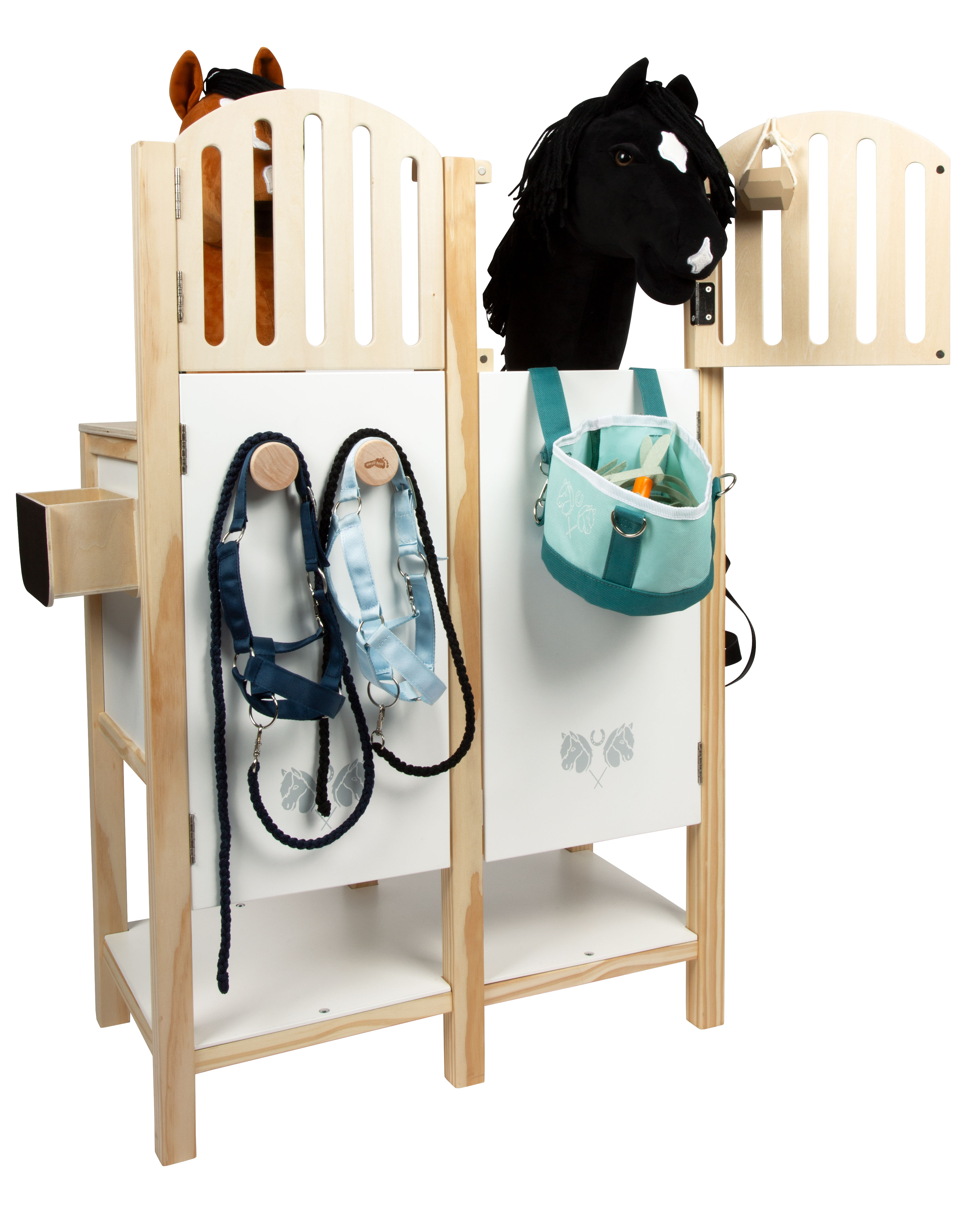 Steckenpferd-Stall mit zwei Hobby Horses, Halftern und Futter-Tasche