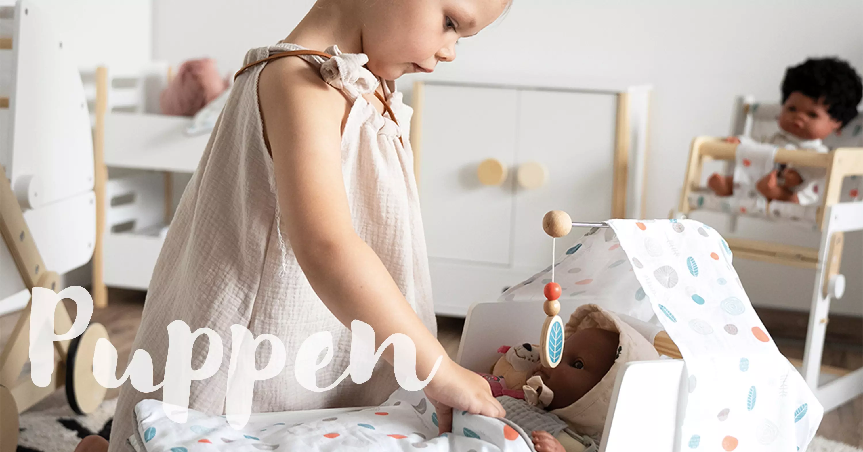 Mädchen spielt mit Puppenmöbel