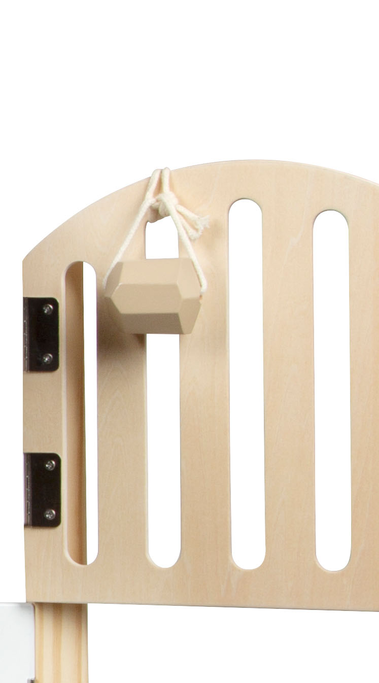 Leckstein aus Holz, der am Hobby Horse Pferdestall befestigt ist