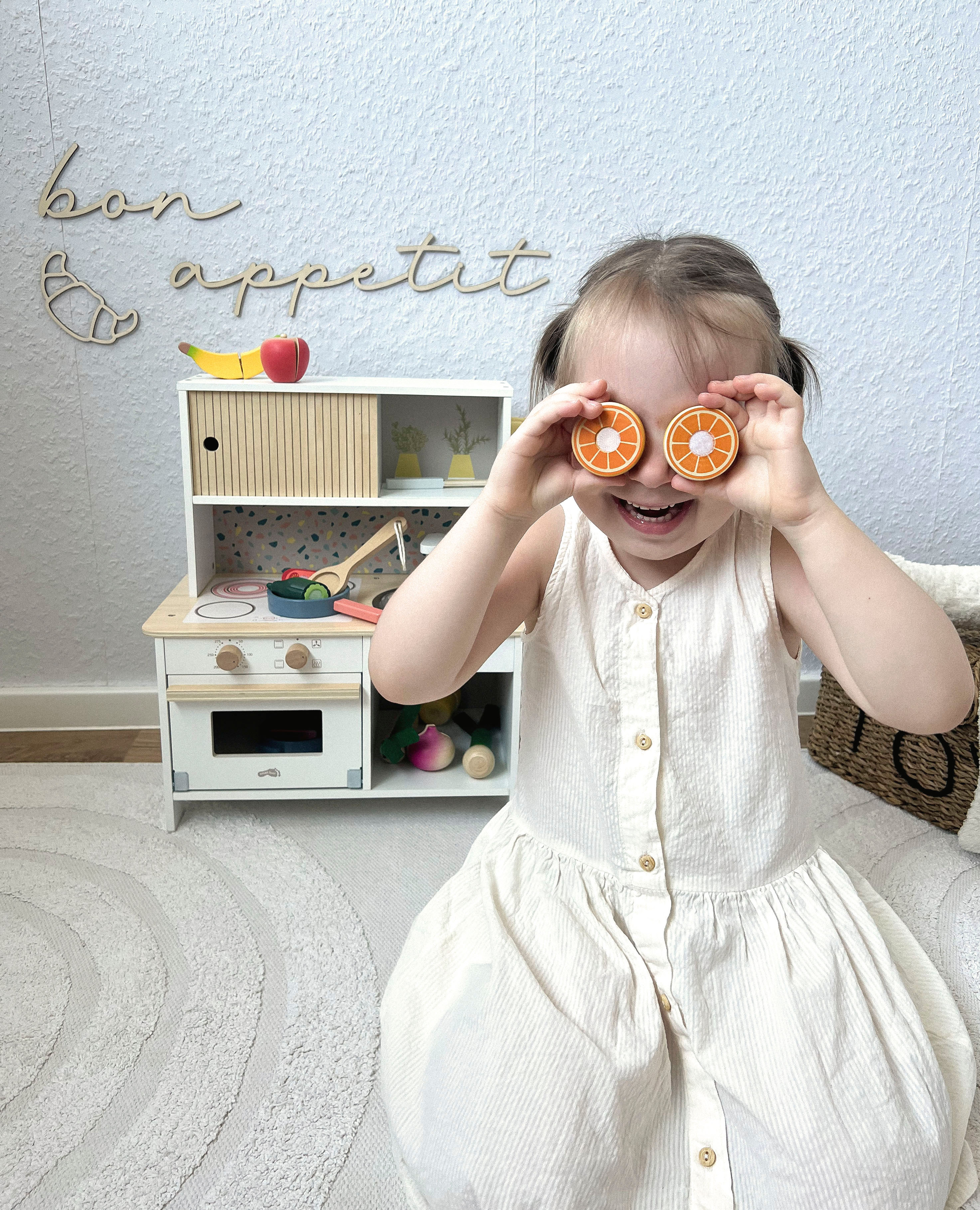 Kind spielt mit Kinderküche Terrazzo kompakt