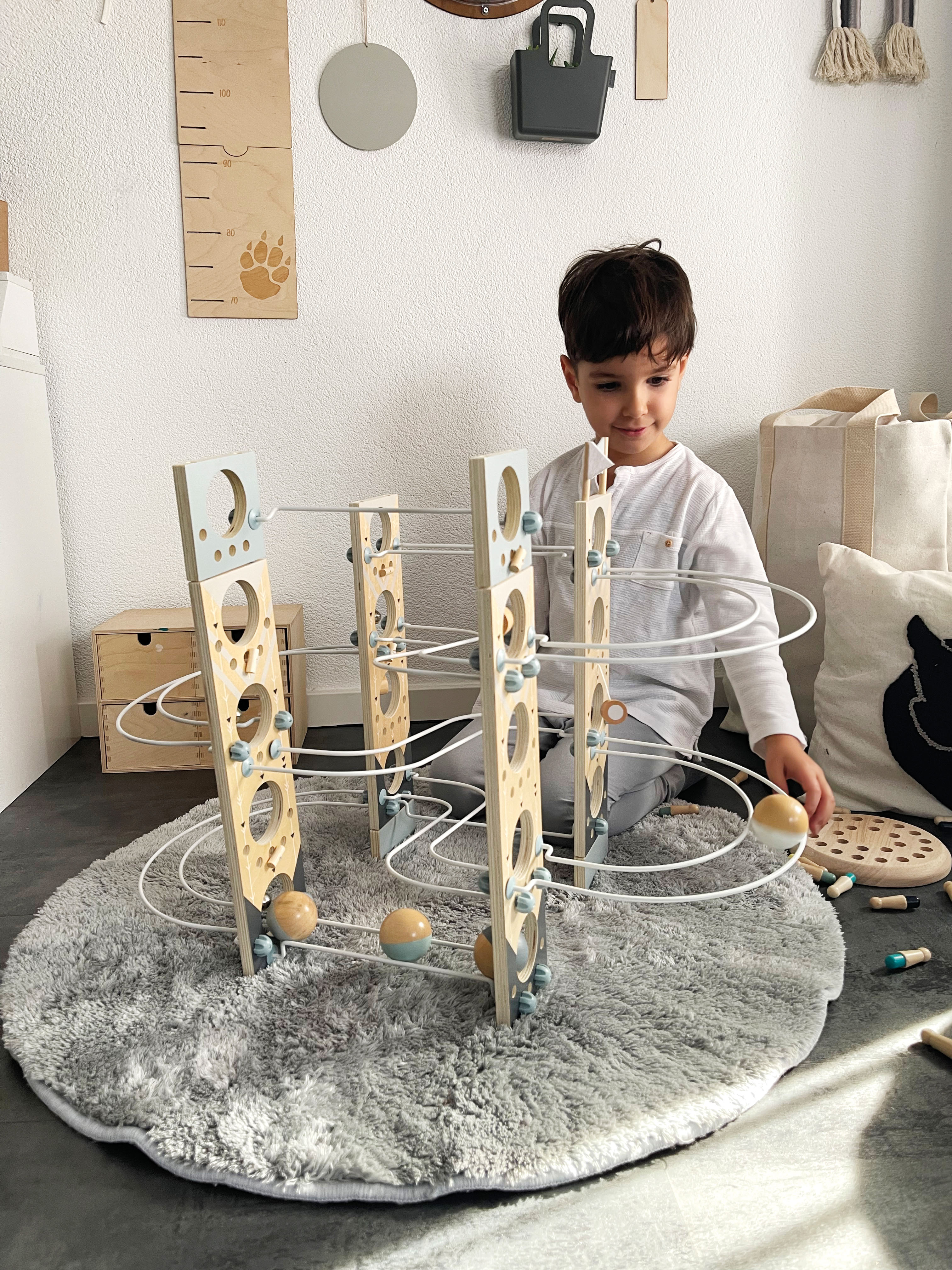 Modulare Kugelbahn für Kinder