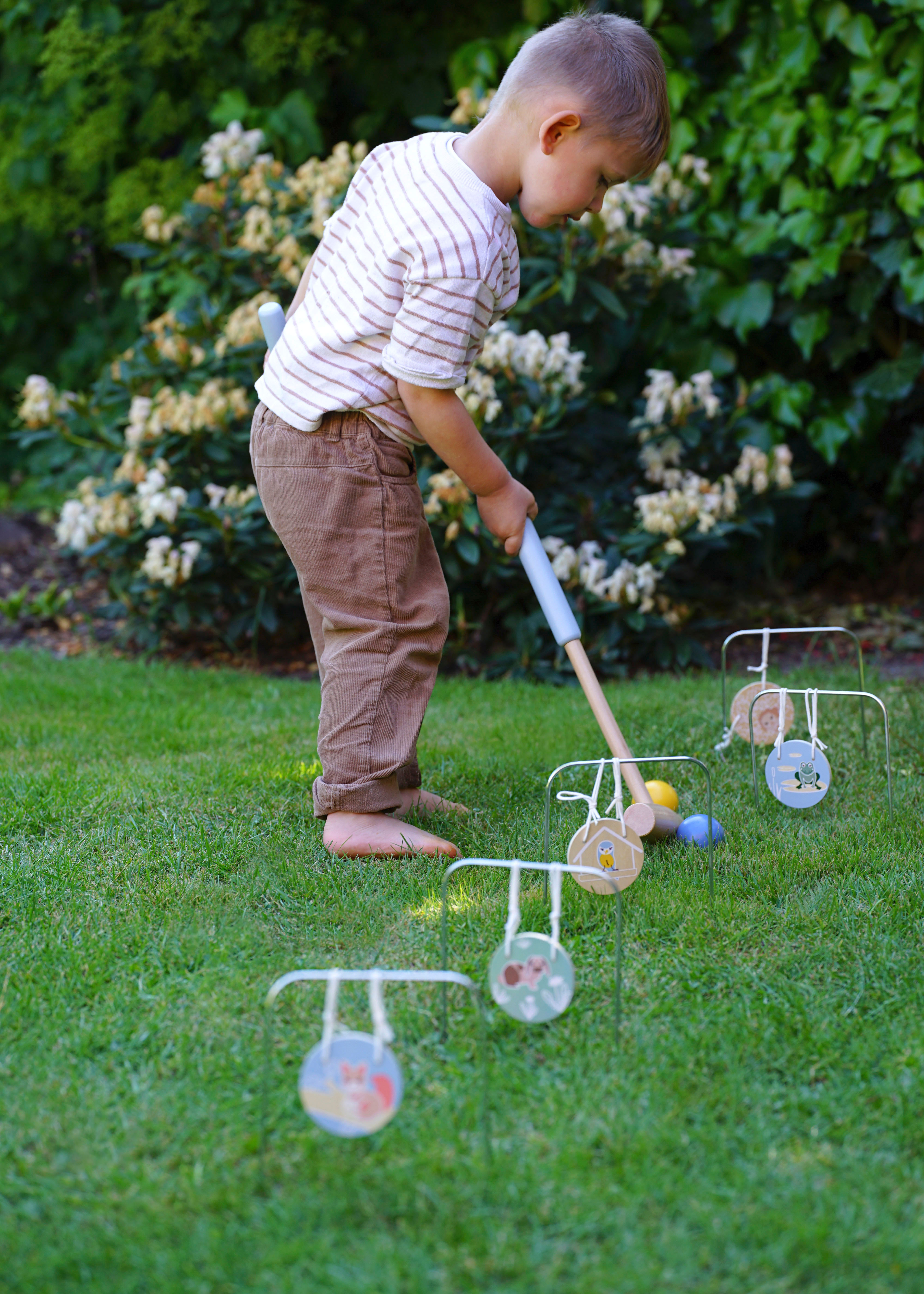 Kind spielt mit Krocket Garden Buddies