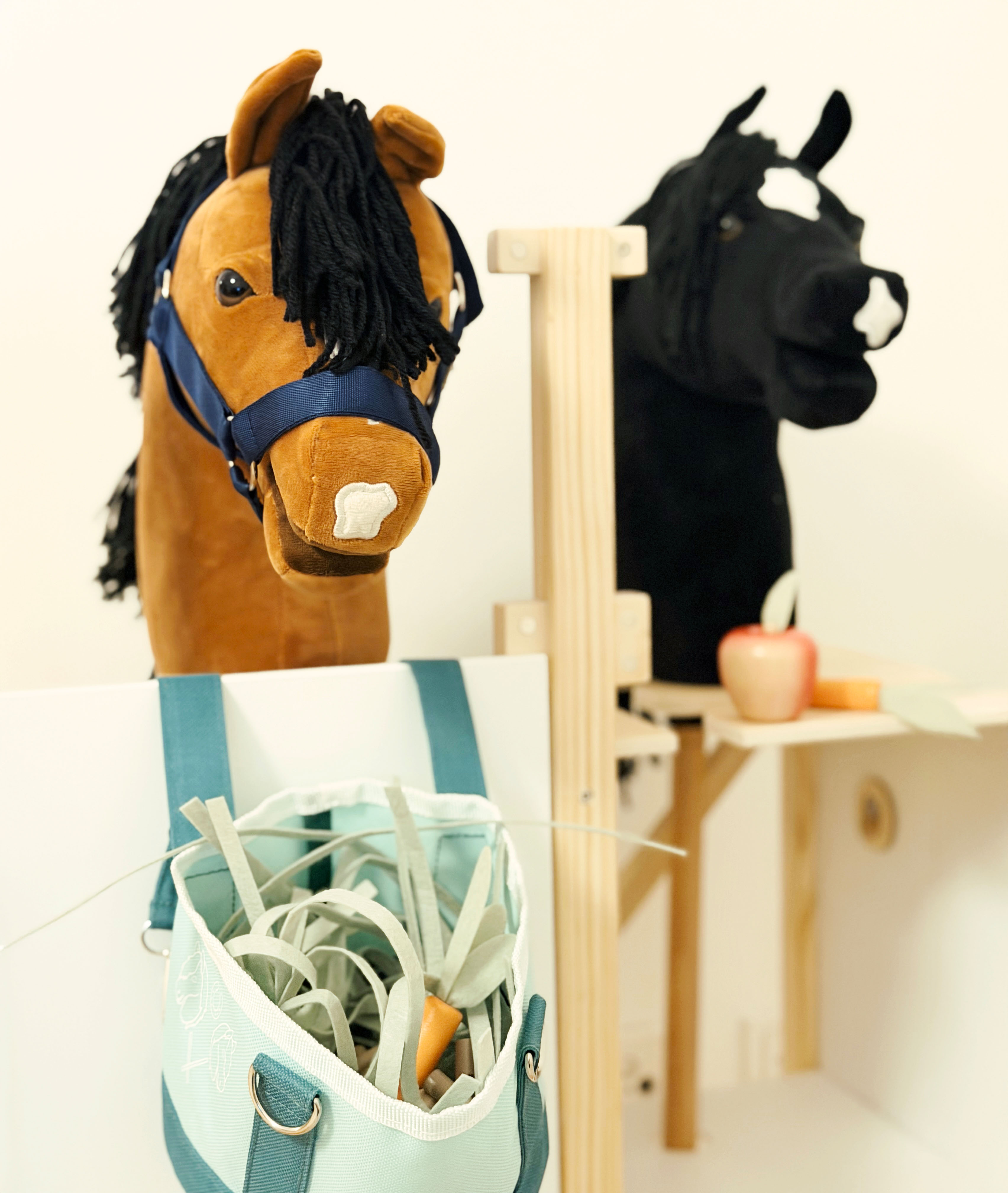 Braunes und schwarzes Steckenpferd mit Pferdefutter-Tasche