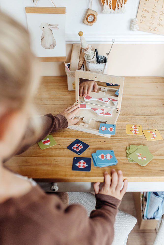 Symmetriespiel mit Spiegel „Educate“ für Kinder, Text, Person, Nummer, Symbol