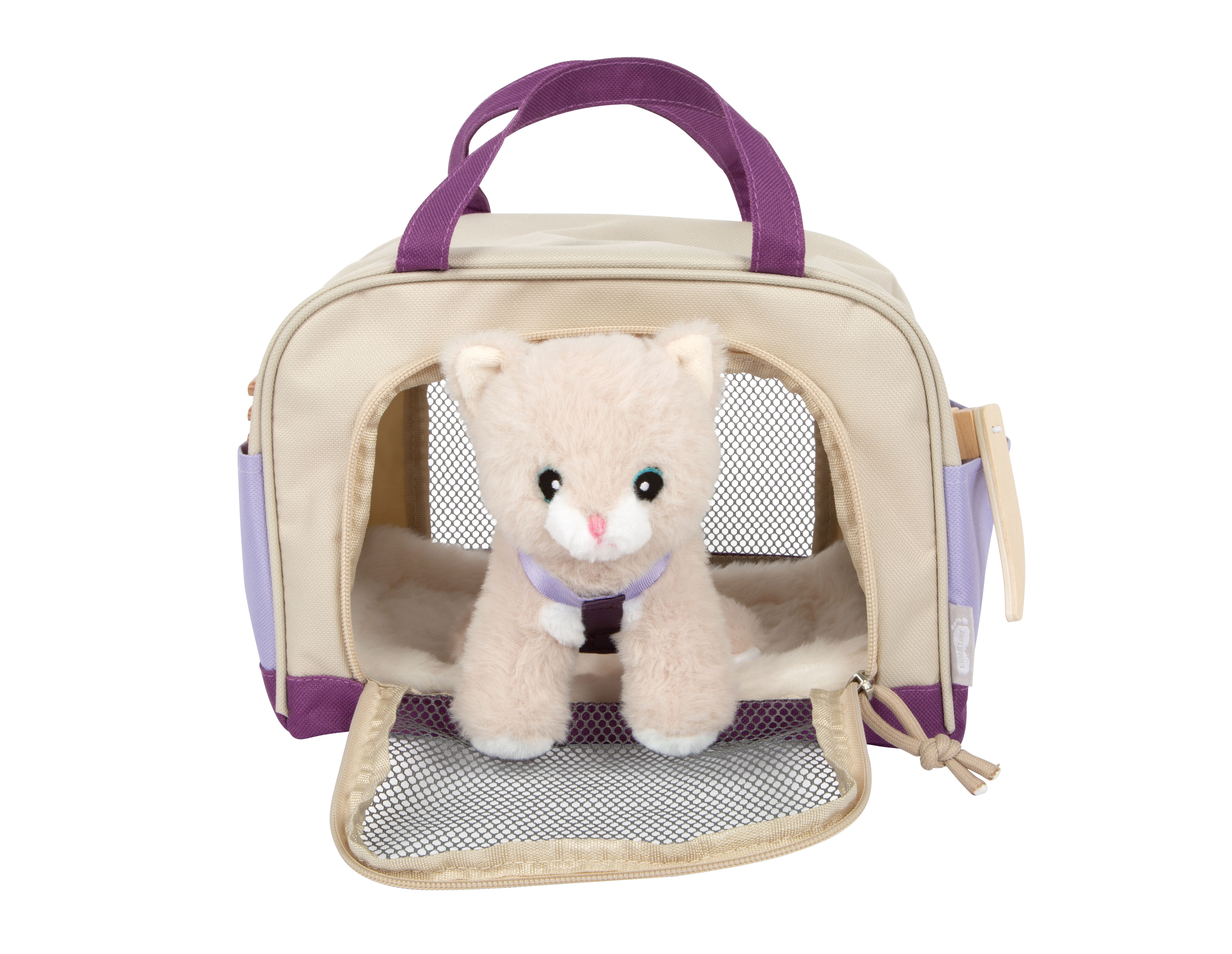 Katze mit Tasche und Pflegeset mit Katze sitzt bereit zur Reise