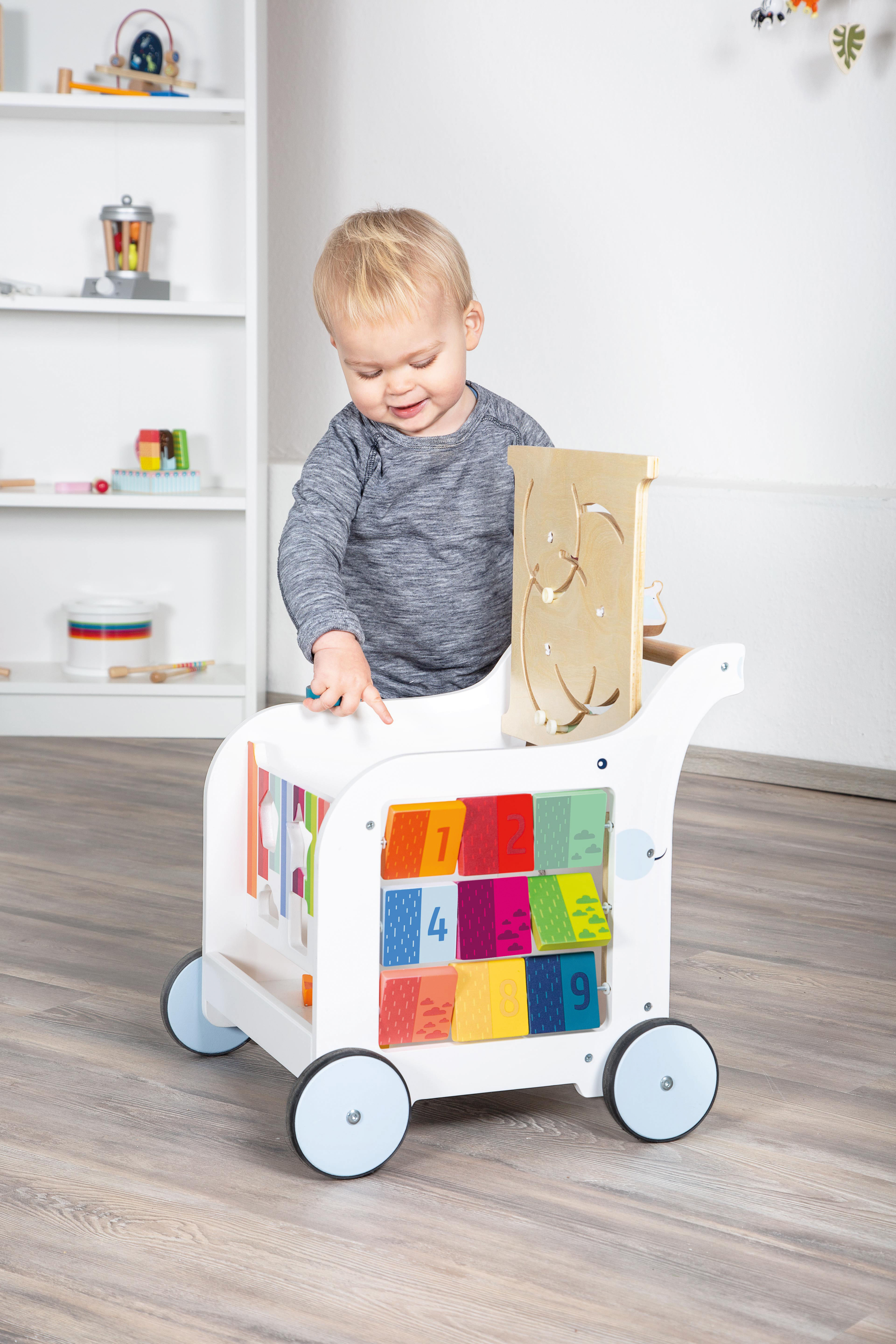 Kind mit Lauflernhilfe in Elefant-Form