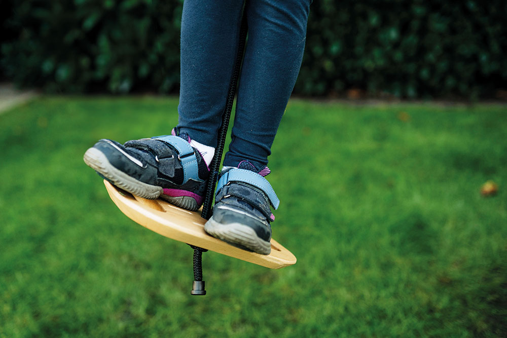Schaukel aus Holz zum Stehen, Schuhwerk, Schuh, Gras, Turnschuh, Person