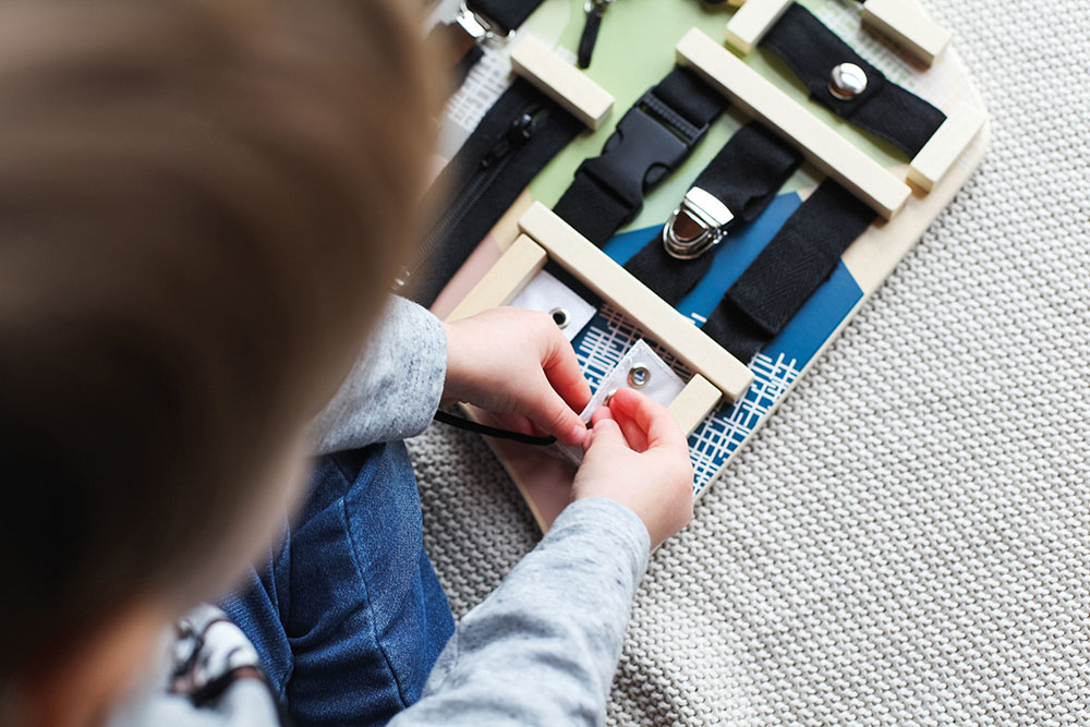 Holz-Motorikbrett mit Schlösser-Details