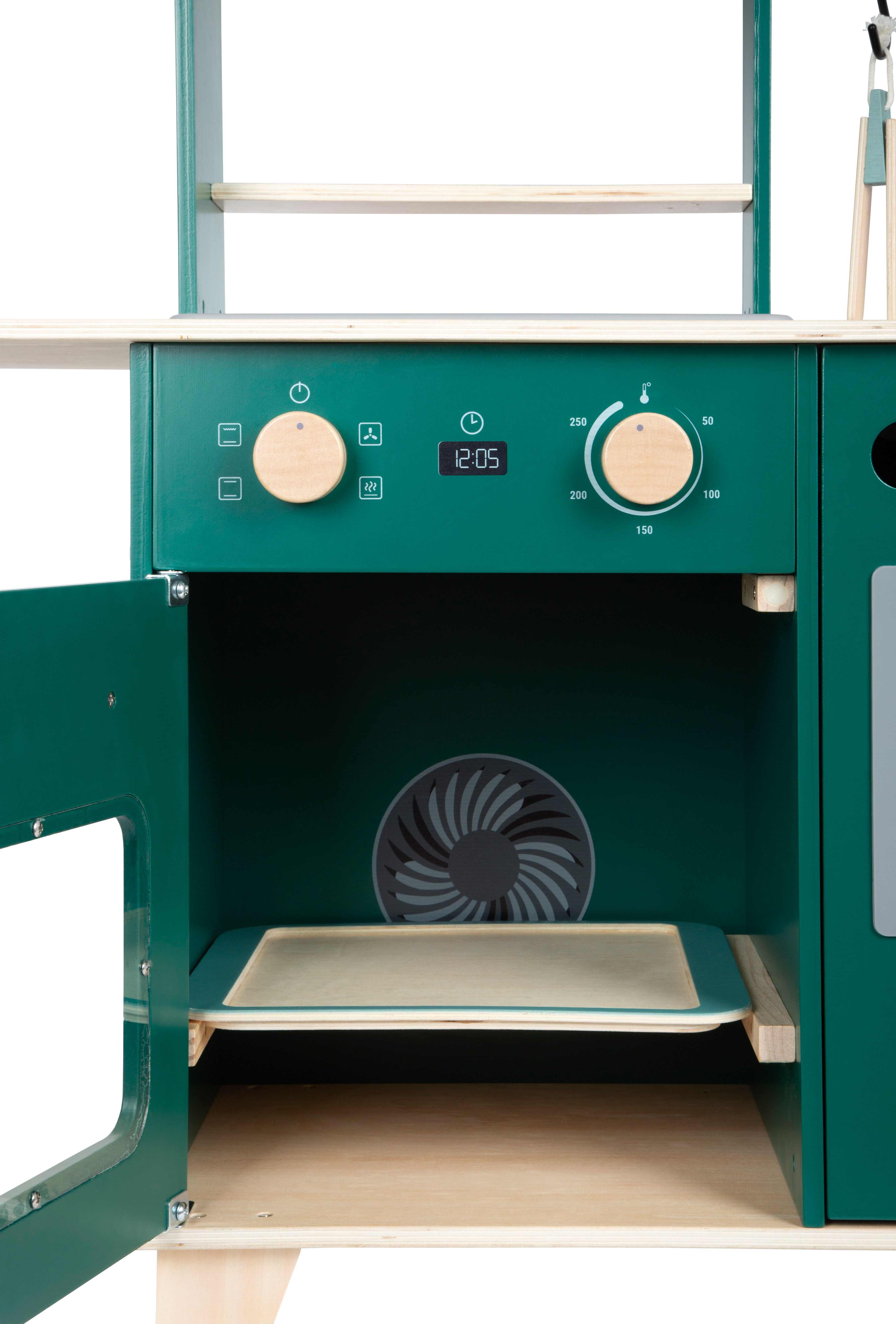 Kinderküche und Bistro mit geöffnetem Backofen und Backblech