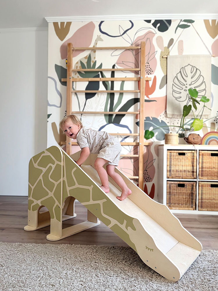 Seitenansicht Indoor-Rutsche Giraffe Holz