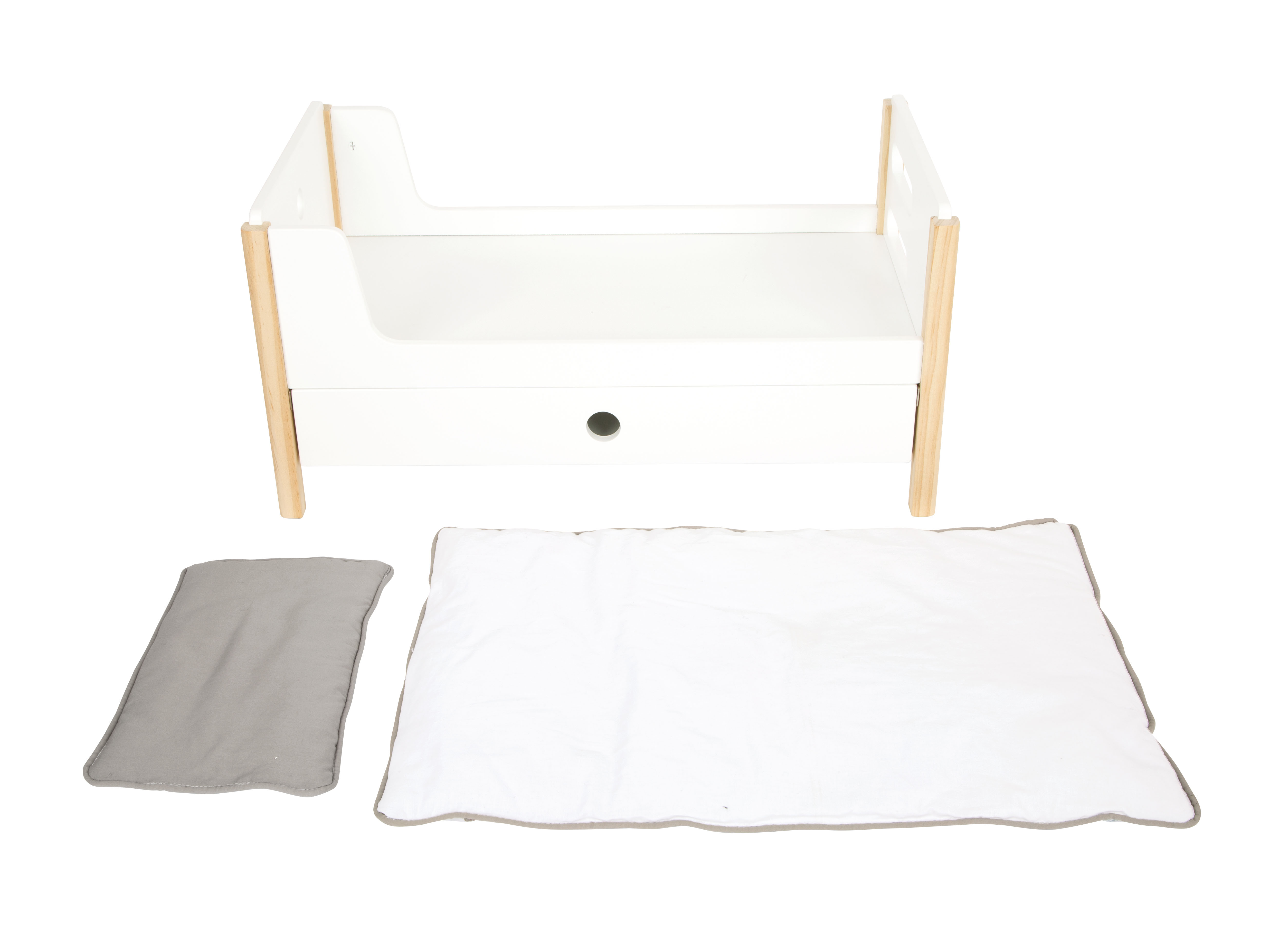 Skandinavisches Puppenhochbett mit moderner Bettwäsche