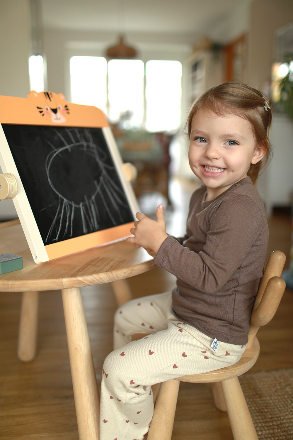 Kind spielt mit Kreidetafel und Whiteboard Safari