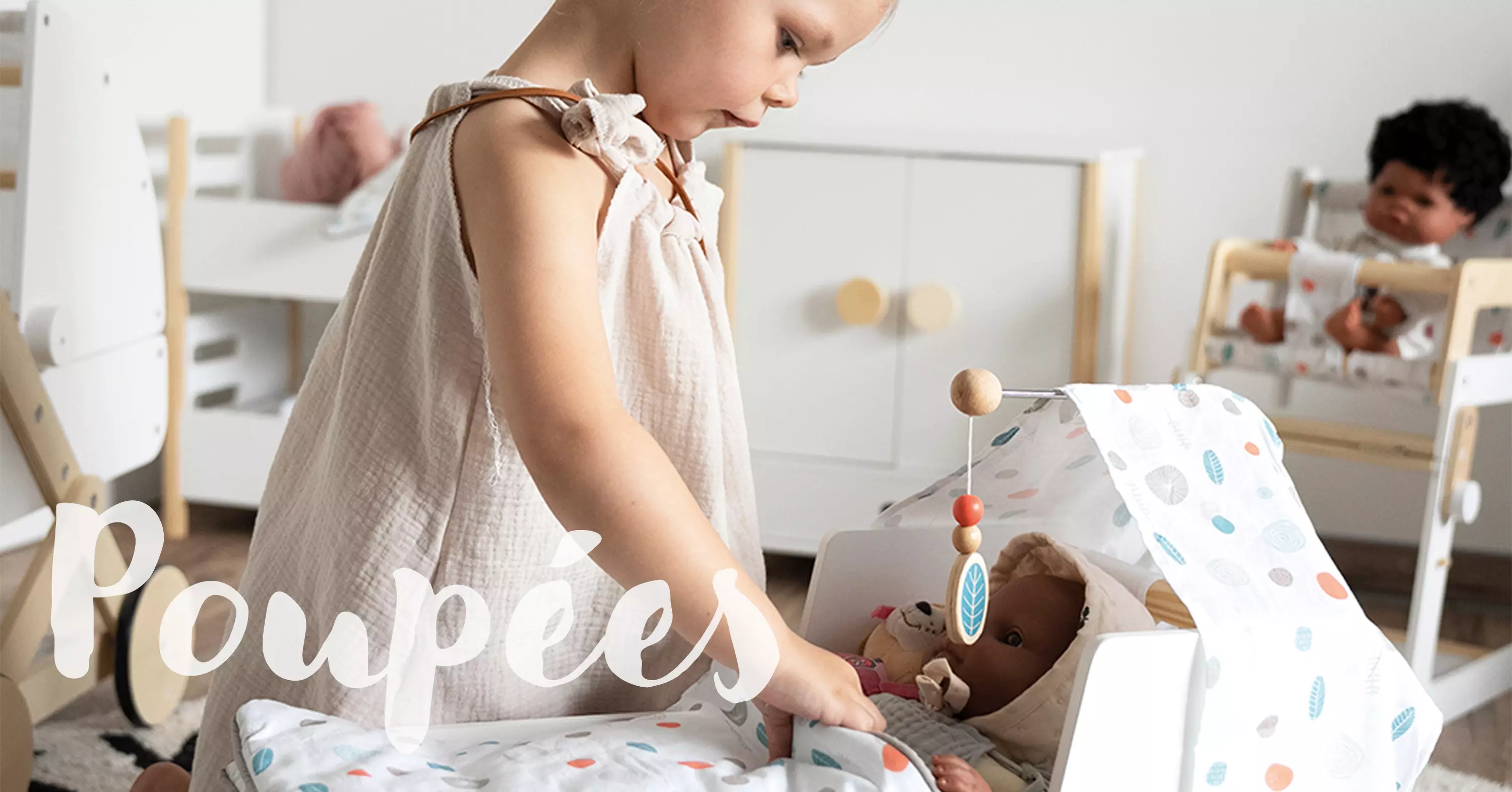 Mädchen spielt mit Puppenmöbel