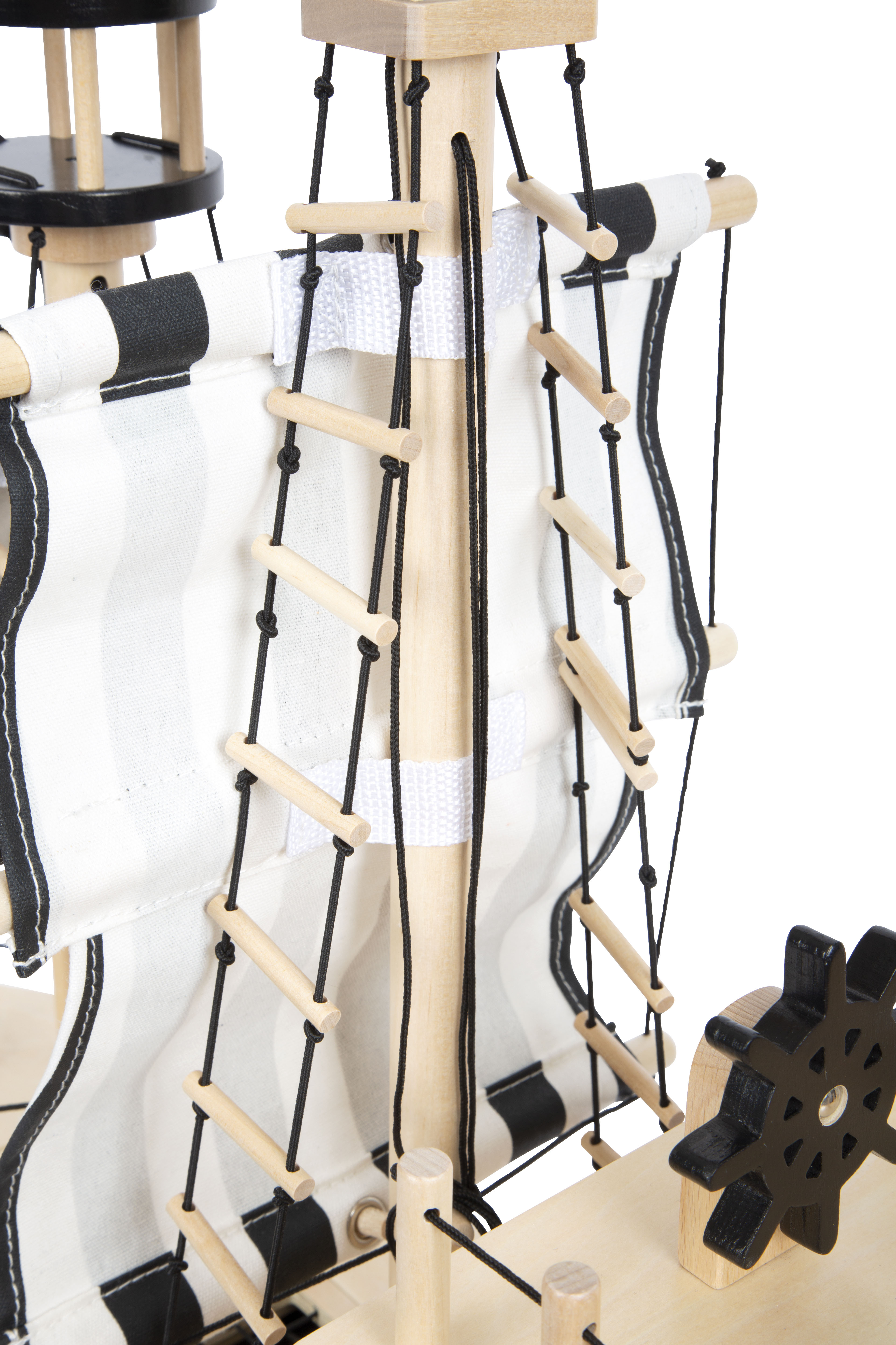 Piratenschiff aus Holz mit Segeln und Strickleiter