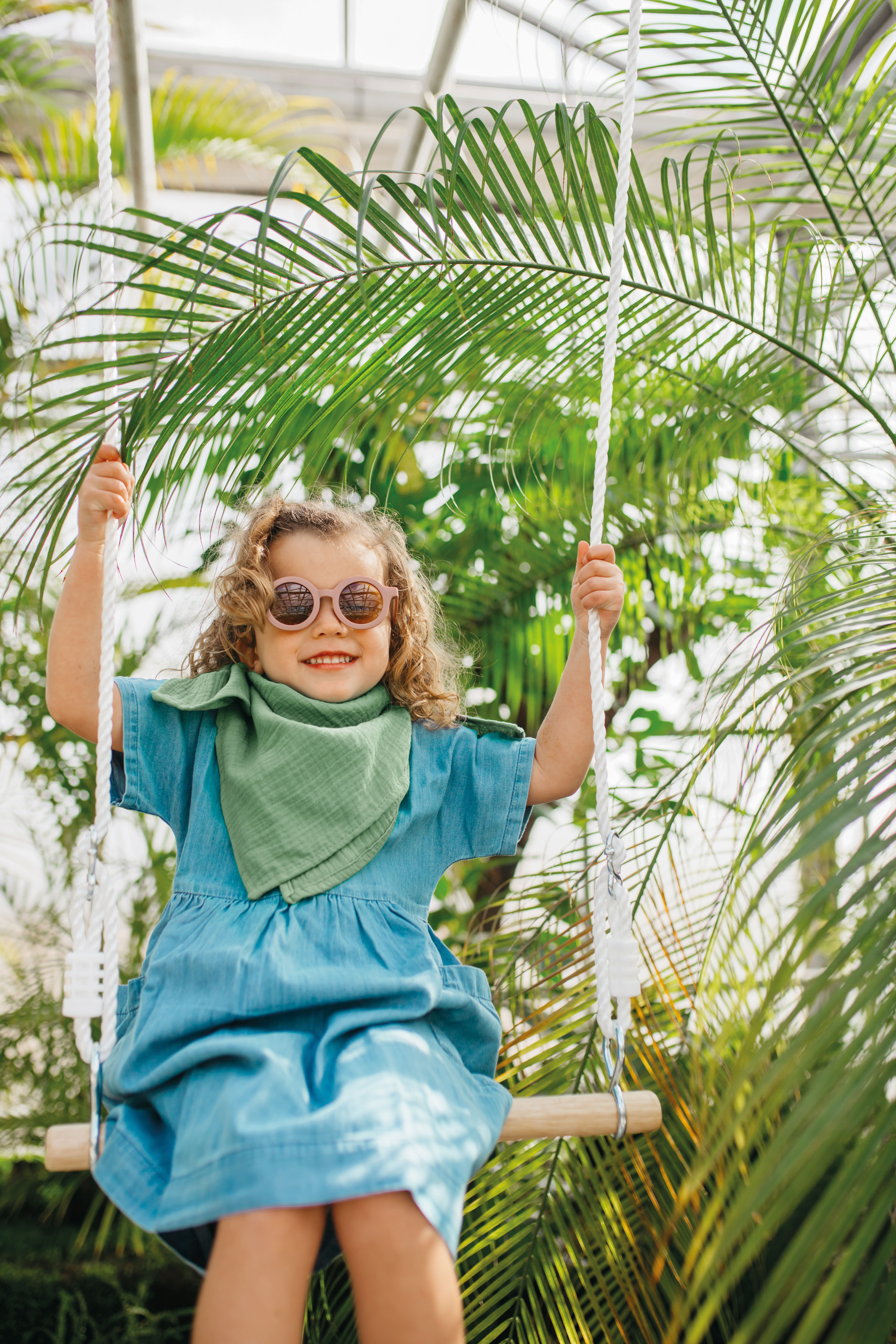 Mädchen schaukelt auf Holztrapez