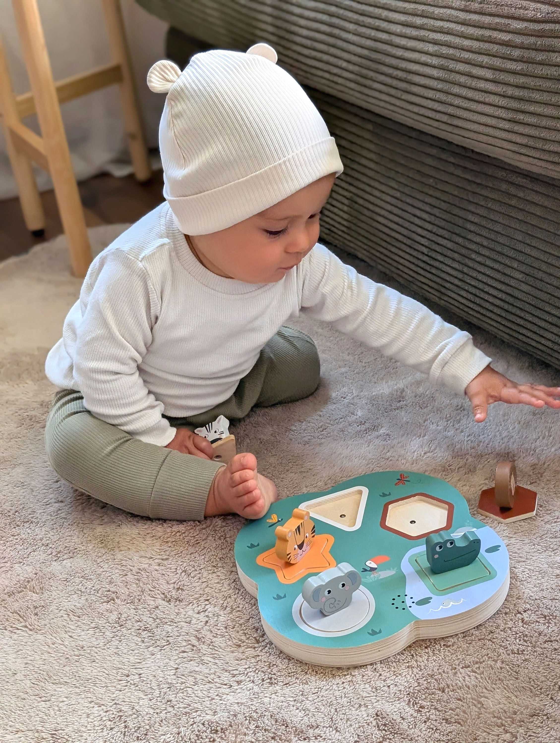 Kind spielt mit Setzpuzzle 3D Tierlaute Safari